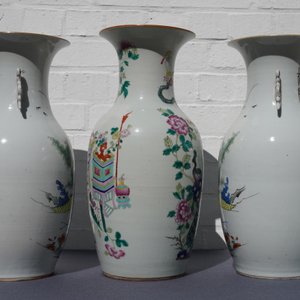 Een paar Chinese famille rose vazen en een vaas met decor van kostbaarheden, 19/20e eeuw — foto 8