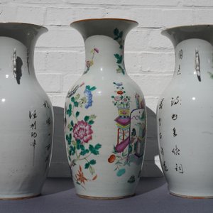 Een paar Chinese famille rose vazen en een vaas met decor van kostbaarheden, 19/20e eeuw — foto 10