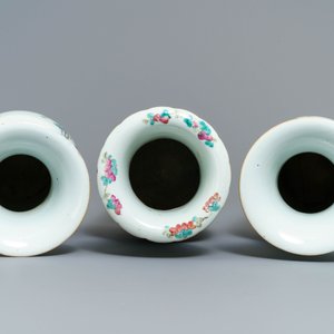 Een paar Chinese famille rose vazen en een vaas met turquoise fondkleur, 19/20e eeuw — foto 5