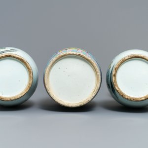 Een paar Chinese famille rose vazen en een vaas met turquoise fondkleur, 19/20e eeuw — foto 6