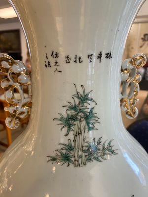 Een paar Chinese famille rose vazen, gesigneerd Yu Yongfeng 余永豐, gedateerd 1922 — foto 4