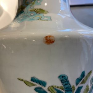 Een paar Chinese famille rose vazen in Yongzheng-stijl, 19/20e eeuw — foto 14