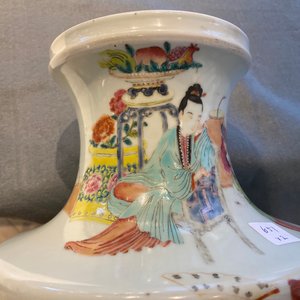 Een paar Chinese famille rose vazen in Yongzheng-stijl, 19/20e eeuw — foto 16