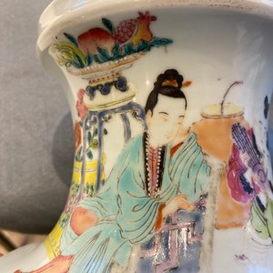 Een paar Chinese famille rose vazen in Yongzheng-stijl, 19/20e eeuw — foto 17