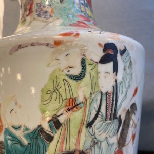 Een paar Chinese famille rose vazen in Yongzheng-stijl, 19/20e eeuw — foto 9