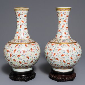 Een paar Chinese famille rose vazen met ‘100 vleermuizen’ decor, Guangxu merk en periode — foto 1
