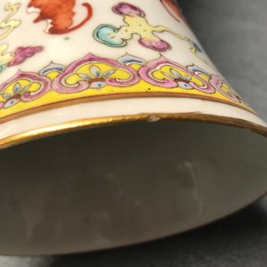 Een paar Chinese famille rose vazen met ‘100 vleermuizen’ decor, Guangxu merk en periode — foto 11