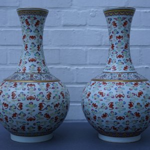 Een paar Chinese famille rose vazen met ‘100 vleermuizen’ decor, Guangxu merk en periode — foto 17
