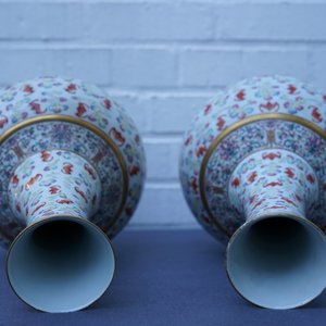 Een paar Chinese famille rose vazen met ‘100 vleermuizen’ decor, Guangxu merk en periode — foto 20