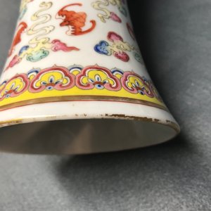 Een paar Chinese famille rose vazen met ‘100 vleermuizen’ decor, Guangxu merk en periode — foto 10