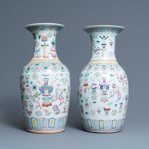 Een paar Chinese famille rose vazen met antiquiteiten, 19e eeuw — foto 3
