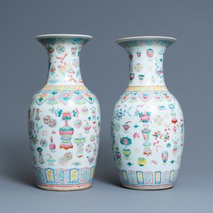 Een paar Chinese famille rose vazen met antiquiteiten, 19e eeuw — foto 4