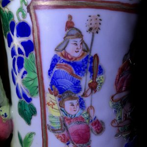 Een paar Chinese famille rose vazen met dames als handgrepen, 19e eeuw — foto 11