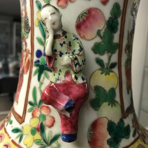 Een paar Chinese famille rose vazen met dames als handgrepen, 19e eeuw — foto 10