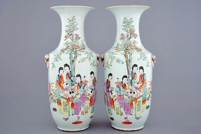Een paar Chinese famille rose vazen met dames in een tuin, 19/20e eeuw