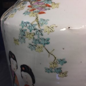 Een paar Chinese famille rose vazen met dames in een tuin, 19/20e eeuw — foto 11