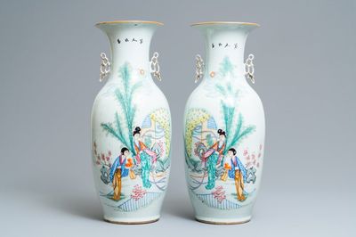 Een paar Chinese famille rose vazen met dames in een tuin, 19/20e eeuw