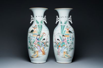 Een paar Chinese famille rose vazen met dames in een tuin, 19/20e eeuw