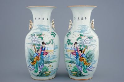 Een paar Chinese famille rose vazen met dames in een tuin, 19/20e eeuw
