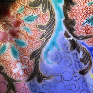 Een paar Chinese famille rose vazen met dames in een tuin, Yongzheng — foto 9