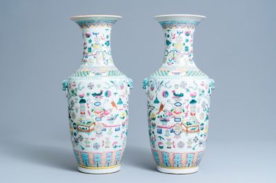 Een paar Chinese famille rose vazen met decor van antiquiteiten, 19e eeuw