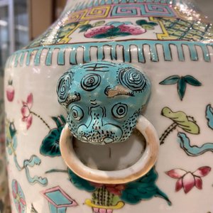 Een paar Chinese famille rose vazen met decor van antiquiteiten, 19e eeuw — foto 7