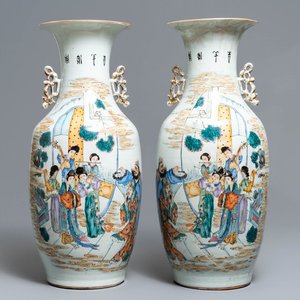 Een paar Chinese famille rose vazen met decor van muzikantes, 19/20e eeuw — foto 1