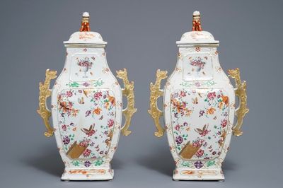 Een paar Chinese famille rose vazen met drakenoren, Qianlong