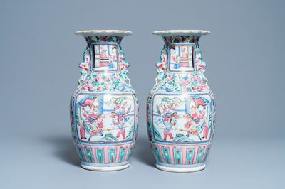 Een paar Chinese famille rose vazen met een hof- en een strijdscène, 19e eeuw