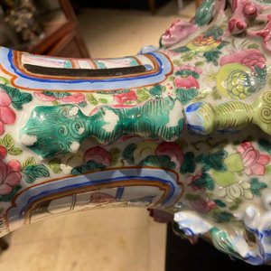 Een paar Chinese famille rose vazen met een hof- en een strijdscène, 19e eeuw — foto 9