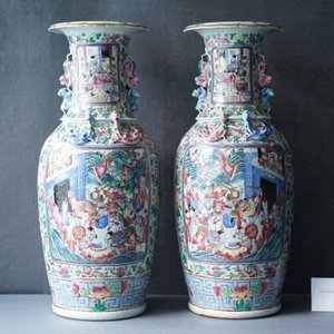 Een paar Chinese famille rose vazen met een hof- en een strijdscène, 19e eeuw — foto 12