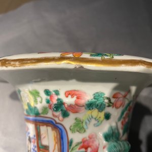 Een paar Chinese famille rose vazen met een hof- en een strijdscène, 19e eeuw — foto 9