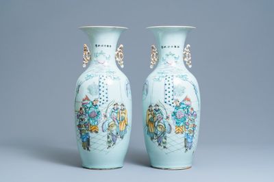 Een paar Chinese famille rose vazen met een hofscène, 19/20e eeuw
