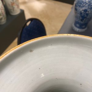 Een paar Chinese famille rose vazen met een tempelscène, 19e eeuw — foto 13