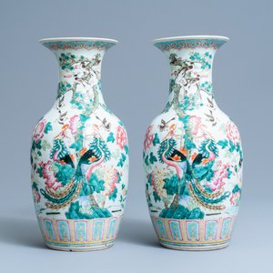 Een paar Chinese famille rose vazen met feniksen, 19e eeuw — foto 1