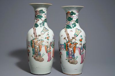 Een paar Chinese famille rose vazen met figuren, 19e eeuw