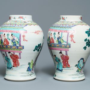 Een paar Chinese famille rose vazen met figuren in een tuin, Yongzheng — foto 2