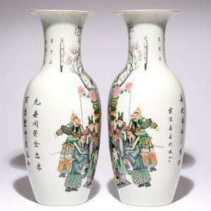 Een paar Chinese famille rose vazen met figurendecor, 20e eeuw — foto 2