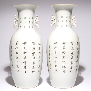Een paar Chinese famille rose vazen met figurendecor, 20e eeuw — foto 3