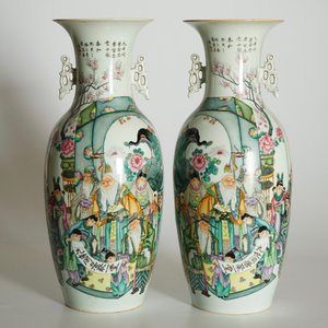 Een paar Chinese famille rose vazen met figurendecor, 20e eeuw — foto 7