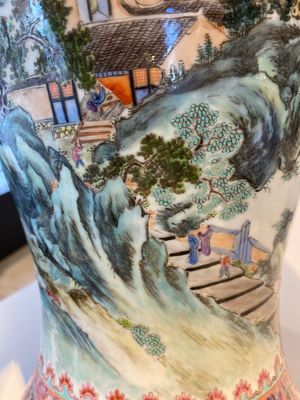 Een paar Chinese famille rose vazen met fijne landschappen, Qianlong merk, 20e eeuw — foto 11