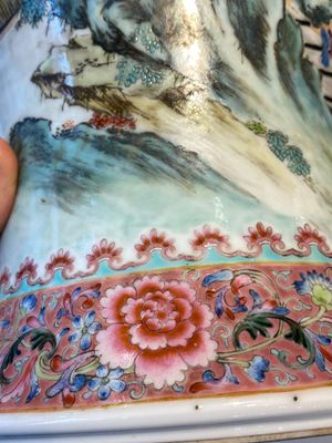 Een paar Chinese famille rose vazen met fijne landschappen, Qianlong merk, 20e eeuw — foto 18
