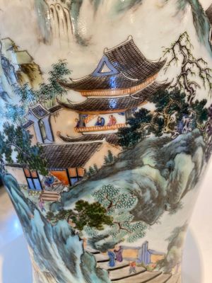 Een paar Chinese famille rose vazen met fijne landschappen, Qianlong merk, 20e eeuw — foto 10