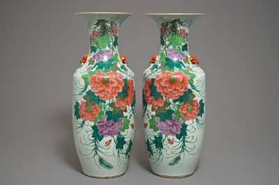 Een paar Chinese famille rose vazen met floraal decor, 19/20e eeuw