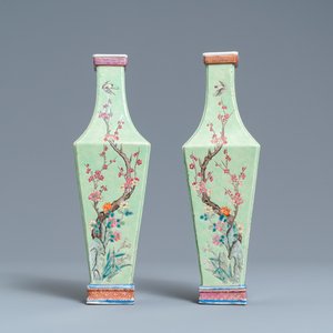 Een paar Chinese famille rose vazen met floraal decor op groene fondkleur, 19e eeuw — foto 1