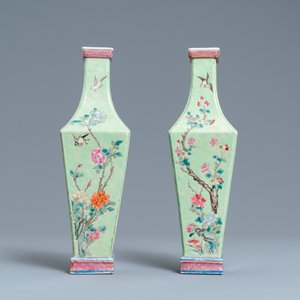 Een paar Chinese famille rose vazen met floraal decor op groene fondkleur, 19e eeuw — foto 3