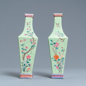 Een paar Chinese famille rose vazen met floraal decor op groene fondkleur, 19e eeuw — foto 4