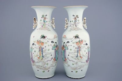 Een paar Chinese famille rose vazen met Guanyin tussen wolken, 19/20e eeuw