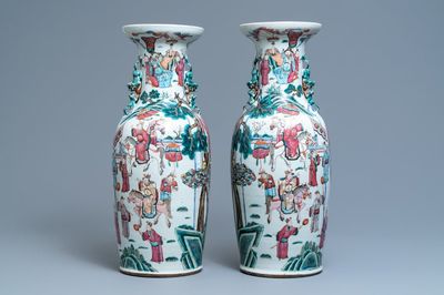 Een paar Chinese famille rose vazen met hof- en ruitersscènes, 19e eeuw
