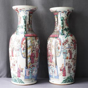 Een paar Chinese famille rose vazen met hof- en ruitersscènes, 19e eeuw — foto 11